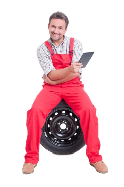 Lachende mechanic houden draadloos Tablet PC — Stockfoto