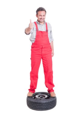 Gülümseyen mekanik bir araba tekerlek üzerinde duran gibi gösterilen