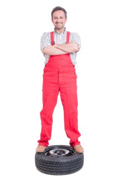 Gurur ve kendinden emin bir araba tekerlek üzerinde duran makinist