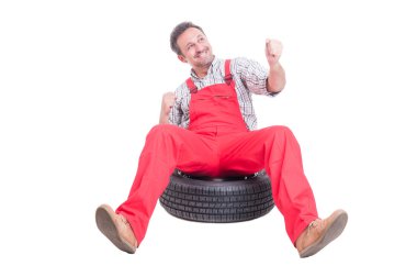 Neşeli mekanik bir şampiyon gibi hareket