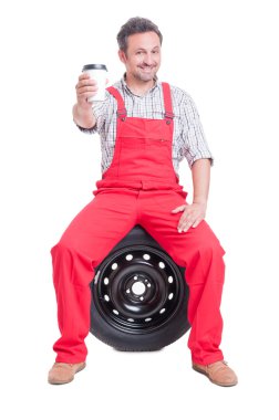 Mekanik bir mola ve kahve içme