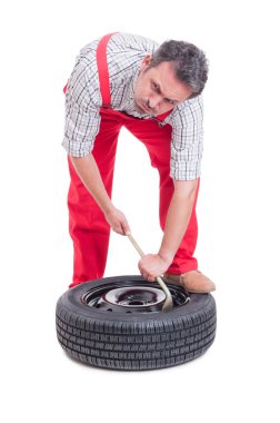 Yorgun makinist yeni lastik değiştirme