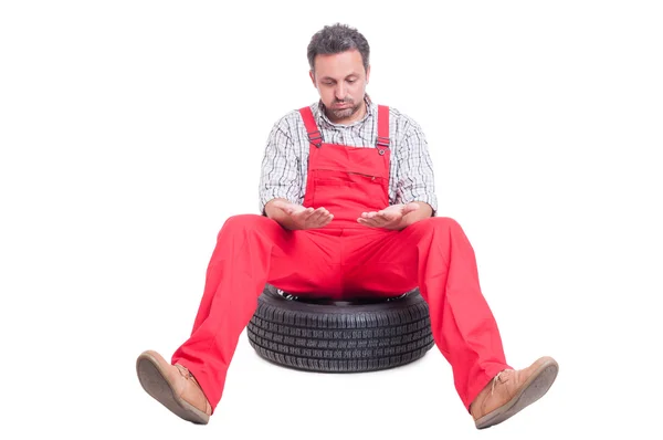 Mecánico cansado mirando sus sucias manos — Foto de Stock