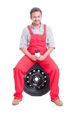 Gülümseyen otomatik mekanik bir kahve molası