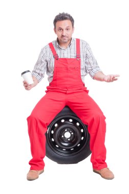 Kahve fincanı tutan karışık otomatik mekanik