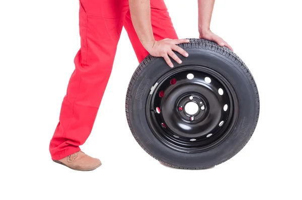 Mani meccaniche spingendo una nuova ruota dell'automobile — Foto Stock