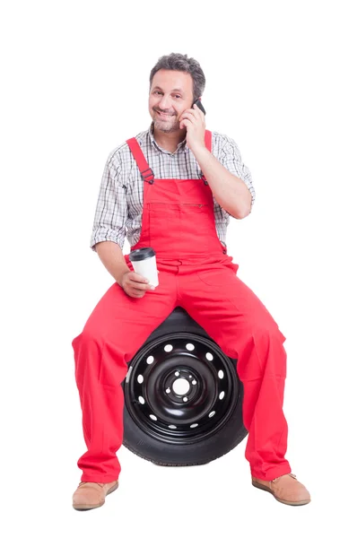 Mechanic talking on the phone on coffee break — Stock Photo, Image