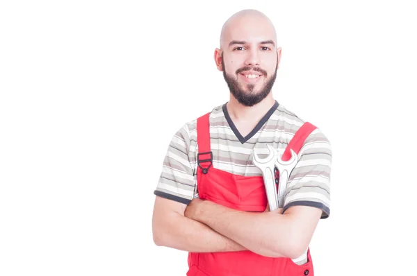 Amistoso fontanero o mecánico sonriendo y sosteniendo llaves — Foto de Stock