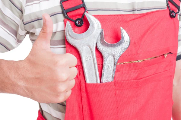 Como gesto de mecánico con llaves en el bolsillo interior del pecho —  Fotos de Stock