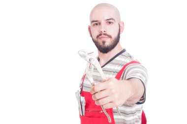 Mutlu makinist ayarlanabilir bir anahtarı tutan