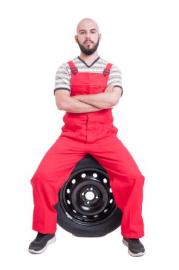 Araba tekerlek üzerinde oturan gurur ve başarılı makinist