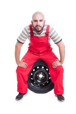 Dost makinist araba tekerlek üzerinde oturan