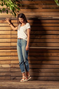 T-shirt ve jeans giymiş kadın modeli