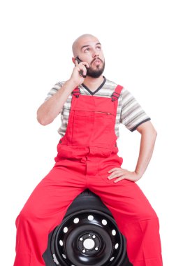 Tamirci telefonda konuşuyor.