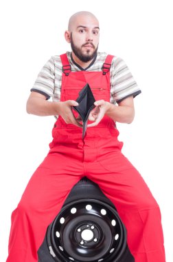 Beş parasız ve zavallı makinist boş cüzdan gösterilen