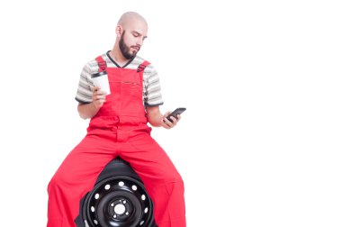 Kahve molası içinde smartphone cep telefonu ile internet tarama makinist