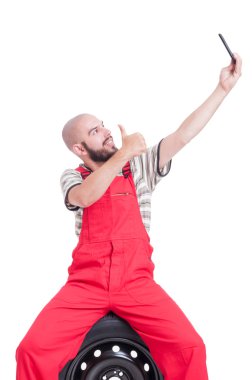 Mekanik bir selfie alarak ve gösterilen jest kamera gibi