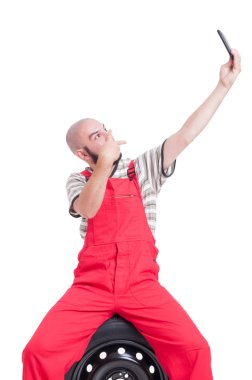 Mekanik bir selfie alarak ve barış hareketi kamera için gösterilen