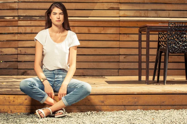 Linda adolescente modelo feminino posando ao ar livre vestindo jeans e t-sh — Fotografia de Stock