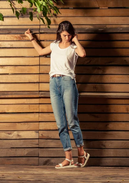 Modelo feminino posando em fundo de madeira — Fotografia de Stock