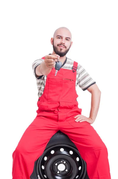 Offre de mécanicien amical ou donnant la clé de voiture — Photo