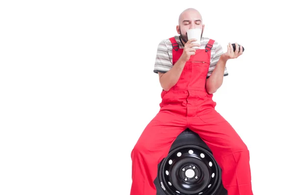 Joven mecánico oliendo café fresco de una taza —  Fotos de Stock