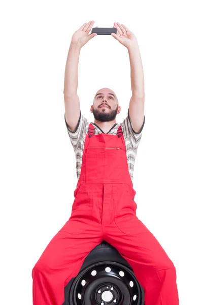 Mechaniker macht Selfie auf Autorad — Stockfoto