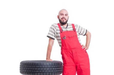 Kendine güvenen genç makinist bekleyen ve dinlenme