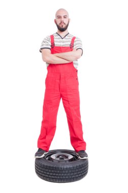 Araba tekerlek üstünde mekanik ayakta