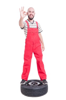 Araba tekerlek üstünde mekanik ayakta ve mükemmel gösterilen