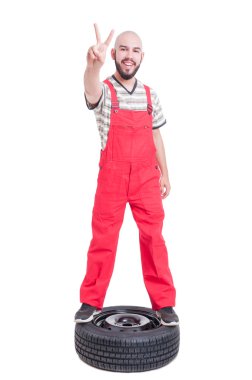 Araba tekerlek üstünde mekanik ayakta ve zafer gösterilen