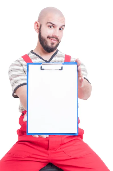 Mechanic holding a clipboard with blank page — Stock Photo, Image