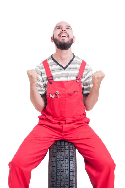 Emocionado y alegre mecánico haciendo ganador y gesto victorioso — Foto de Stock