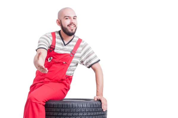 Freundlicher Mechaniker bietet Handschlag als Deal-Geste an — Stockfoto