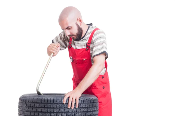 Mechaniker wechselt Reifen mit Brechstange — Stockfoto