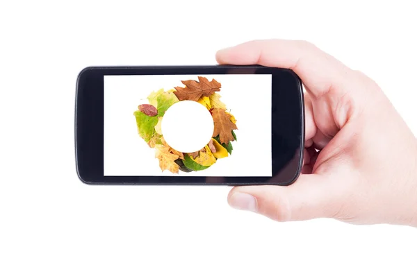 Осенняя концепция с копировальным пространством на мобильном устройстве — стоковое фото