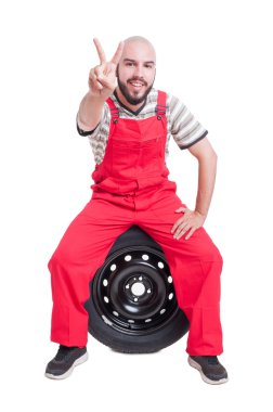 Barış ya da zafer jest gösterilen genç makinist