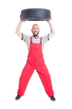 Hea yukarıda bir araba tekerlek kaldırma makinist gülümseyen