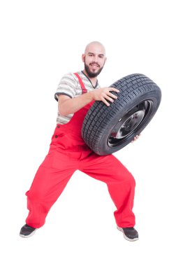 Gülümseyen mekanik bir ağır araba tekerlek kaldırma