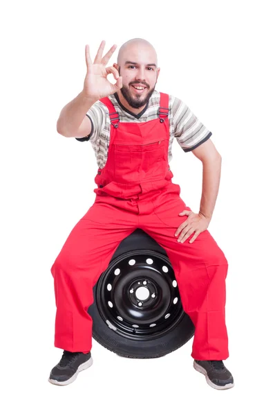 Jonge mechanic weergegeven: perfect of goede gebaar — Stockfoto