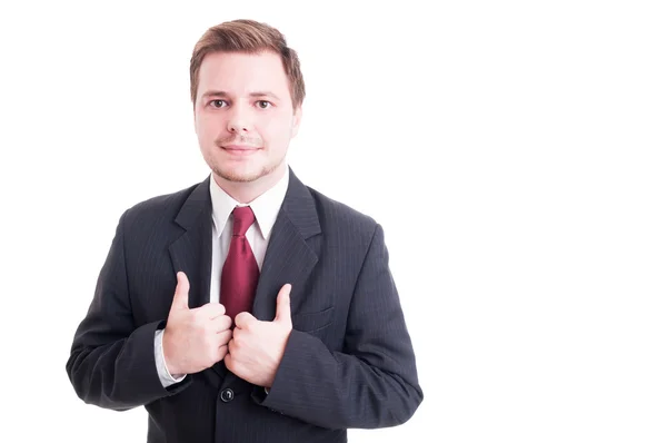 Fiatal üzletember rögzítő öltöny zakó, és bemutatja a kettős, mint a — Stock Fotó