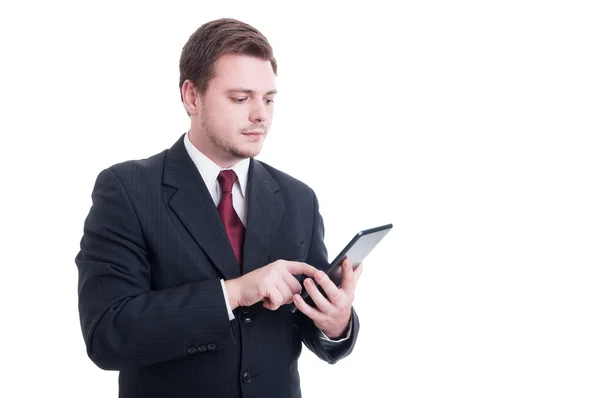 Contador moderno o gerente financiero usando tableta inalámbrica — Foto de Stock