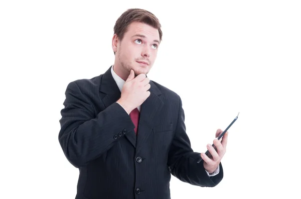 Contador inteligente sosteniendo la tableta y pensando o preguntándose — Foto de Stock