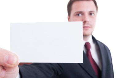 Seçici odak ile boş kartı holding iş adamı