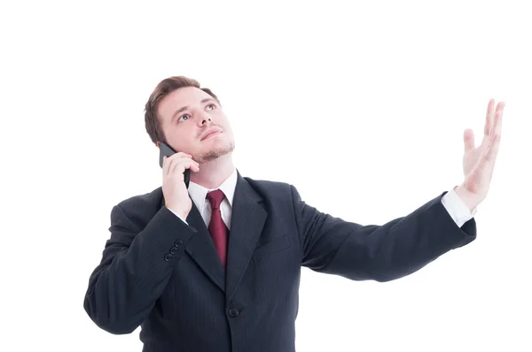 Empresario hablando por teléfono y mirando hacia arriba — Foto de Stock