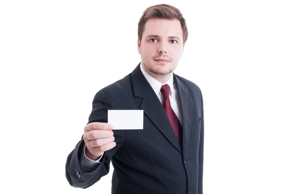 Obchodní muž držící prázdnou prázdnou kartu s kopií prostor — Stock fotografie