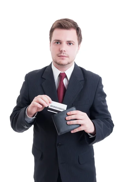 Nadaje się człowiek, ciągnięcie kart kredytowych z portfela — Zdjęcie stockowe