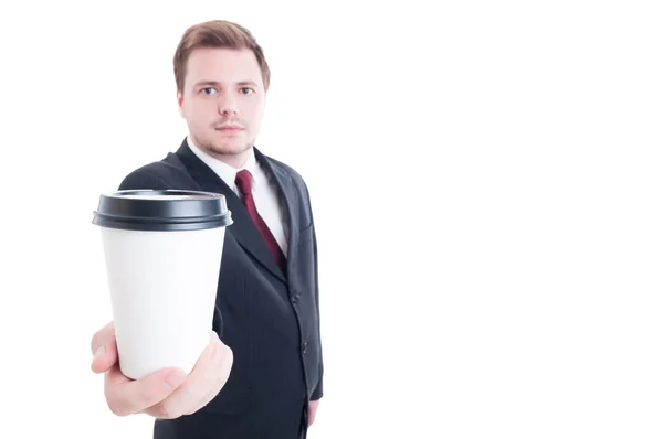 Empresario sostiene y ofrece un café para ir taza — Foto de Stock