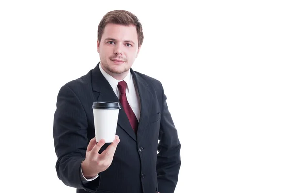 Zakenman presenteren een kopje koffie te gaan cup — Stockfoto