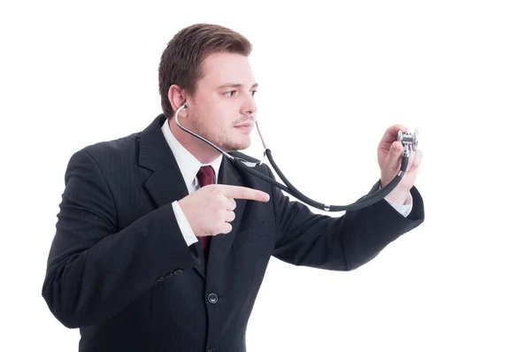 Médico que sostiene estetoscopio y señala con el dedo —  Fotos de Stock